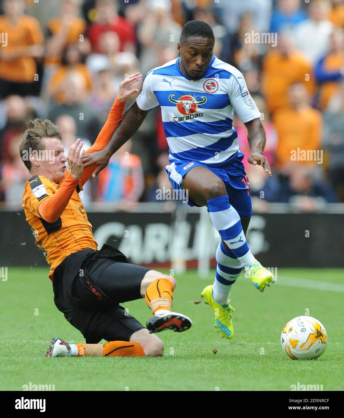 Joe Mason di Wolverhampton (a sinistra) e Callum Harriott di Reading combattono per la palla. Foto Stock