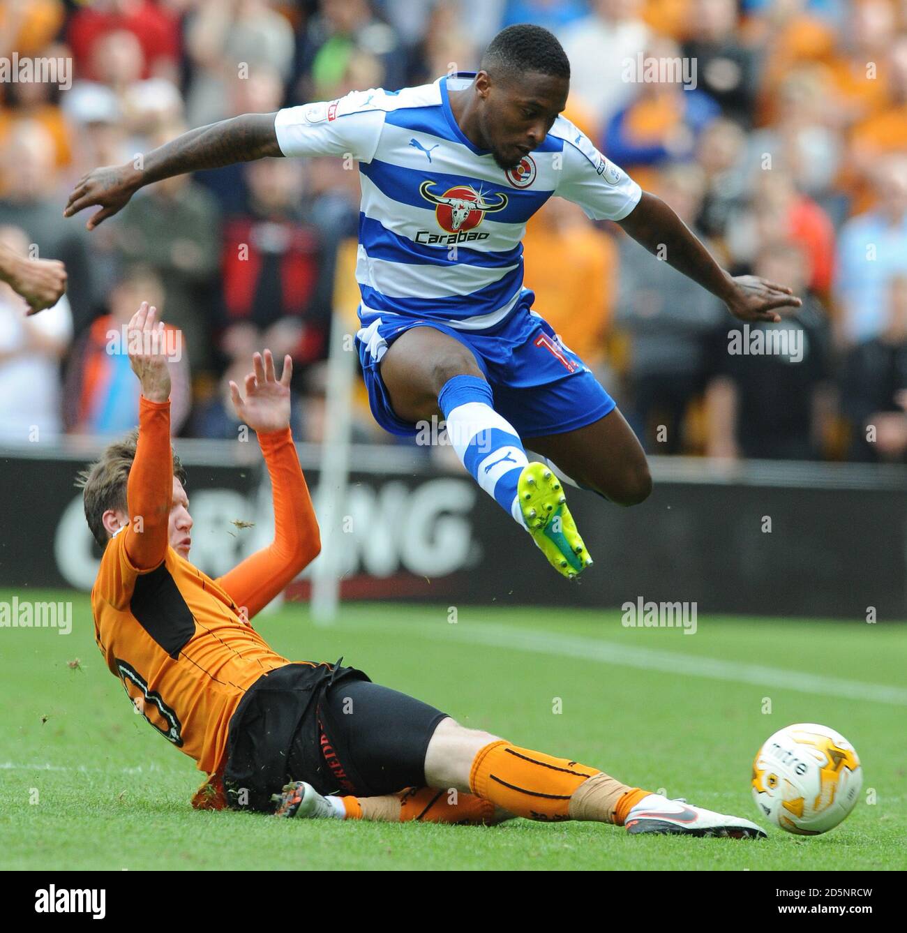 Joe Mason di Wolverhampton (a sinistra) e Callum Harriott di Reading combattono per la palla. Foto Stock