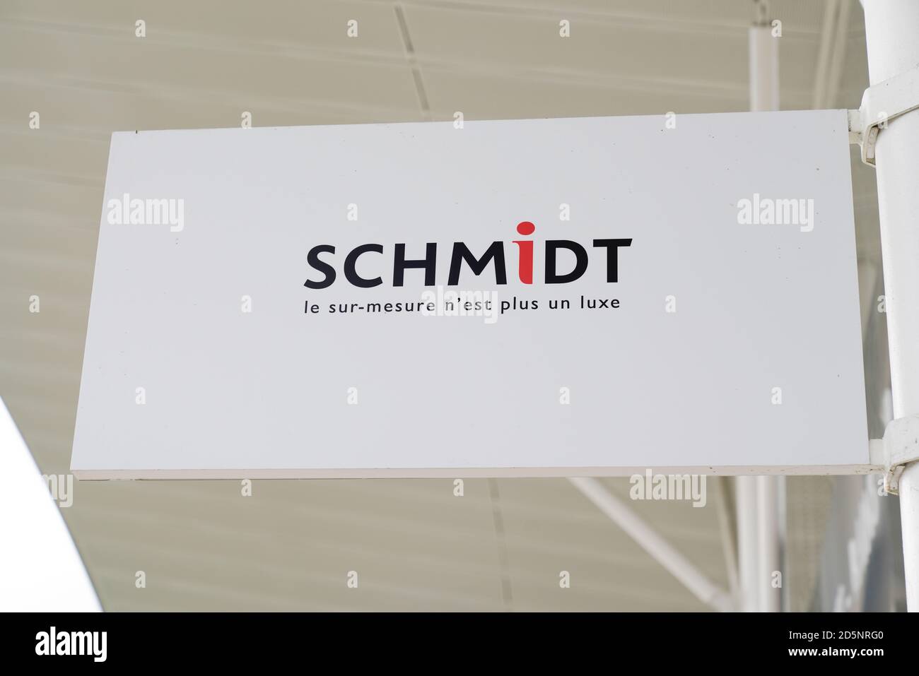 Bordeaux , Aquitaine / Francia - 10 01 2020 : logo schmidt e segno di testo del negozio specializzato in installazione e vendita cucina Foto Stock