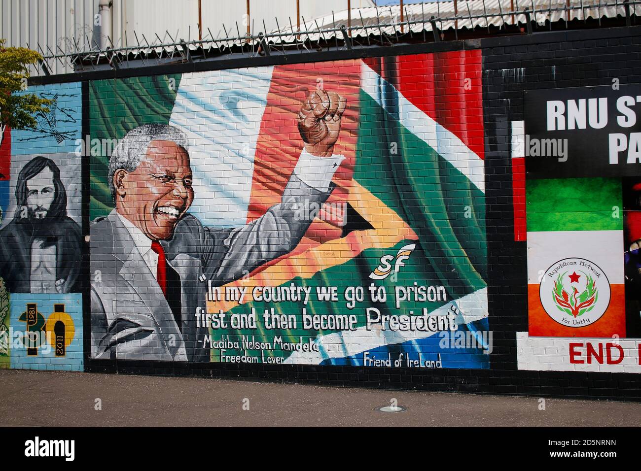 Portrait von Nelson Mandela - Impressionen: Parete Internazionale di Belfast, Nordirland/ Irlanda del Nord (nur fuer redaktionelle Verwendung. Keine Werbun Foto Stock