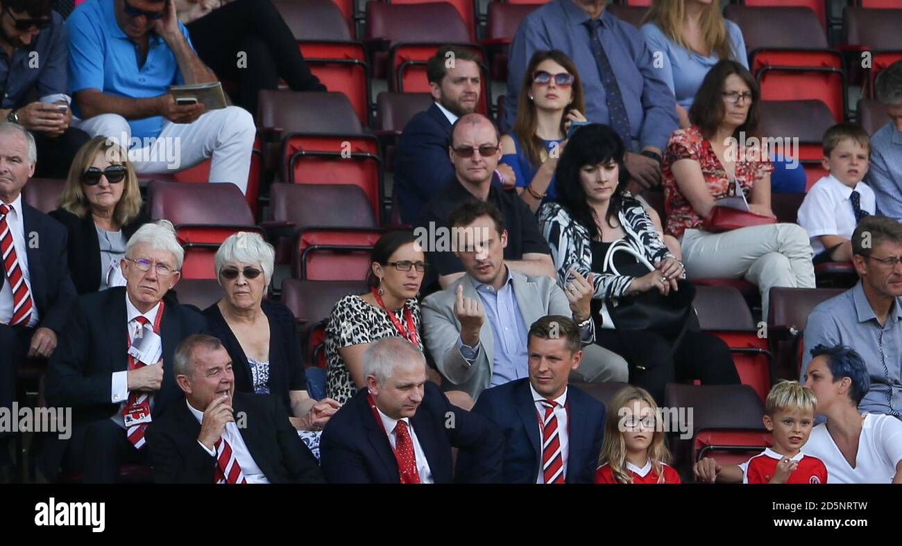 Katrien Meire, CEO di Charlton Athletic (centro a sinistra) nei supporti durante il gioco Foto Stock