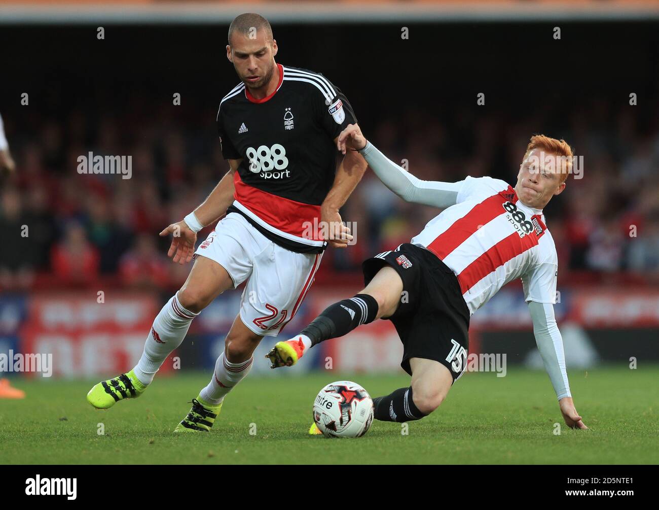 Brentford's Ryan Woods (a destra) e Nottingham Forest's Pajim Kasami (a sinistra) combatti per la palla Foto Stock