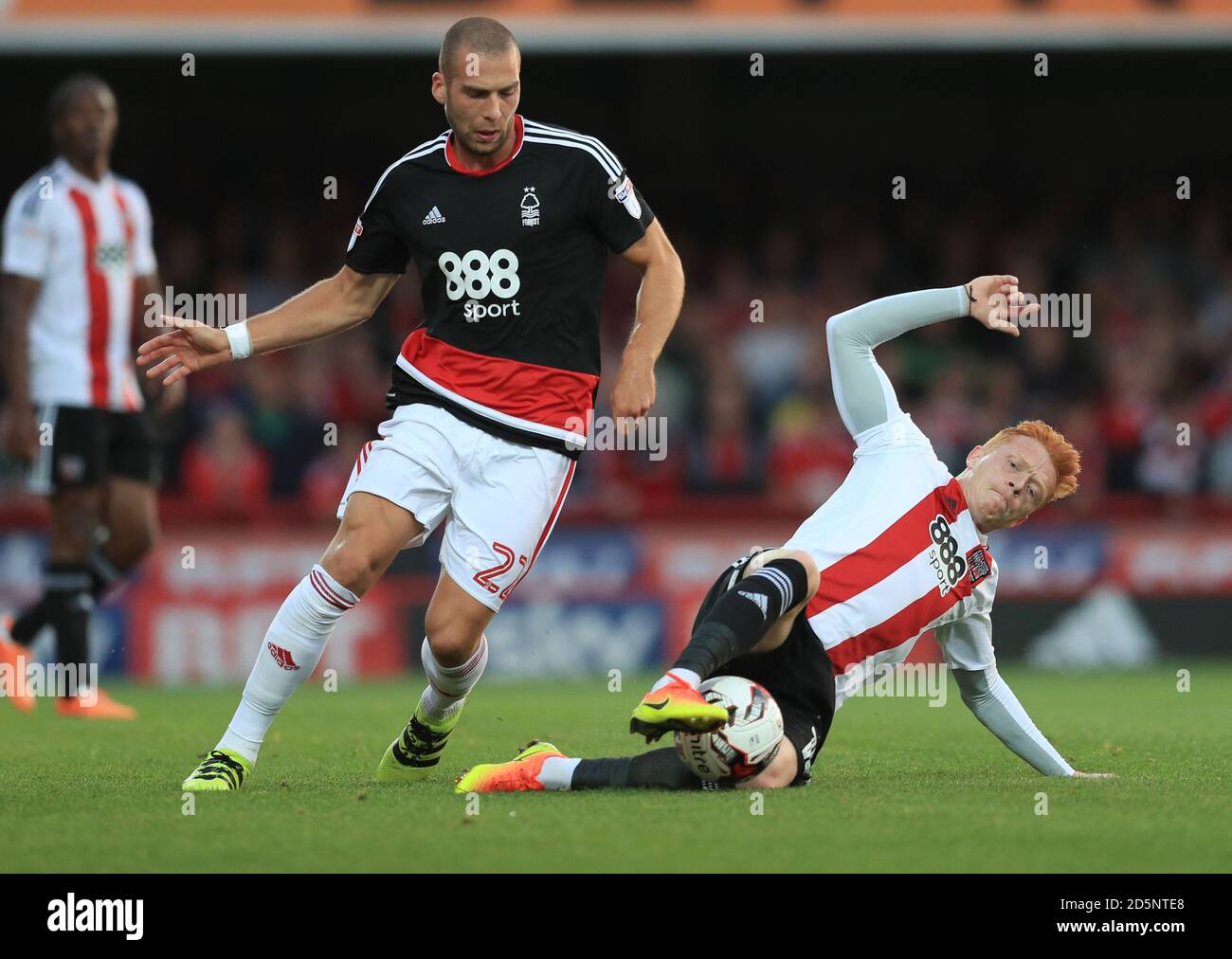 Brentford's Ryan Woods (a destra) e Nottingham Forest's Pajim Kasami (a sinistra) combatti per la palla Foto Stock