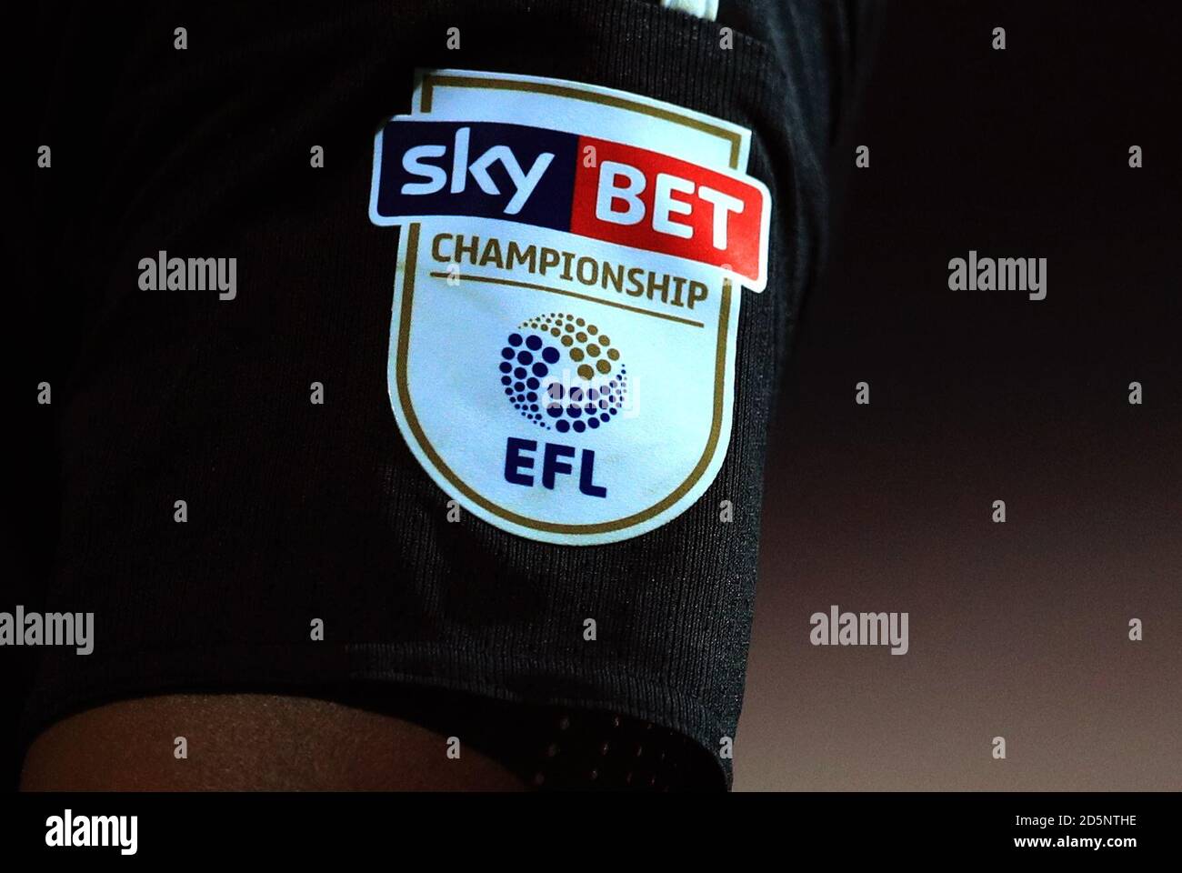 Il badge della English Football League sul braccio di a. Giocatore di Nottingham Forest Foto Stock