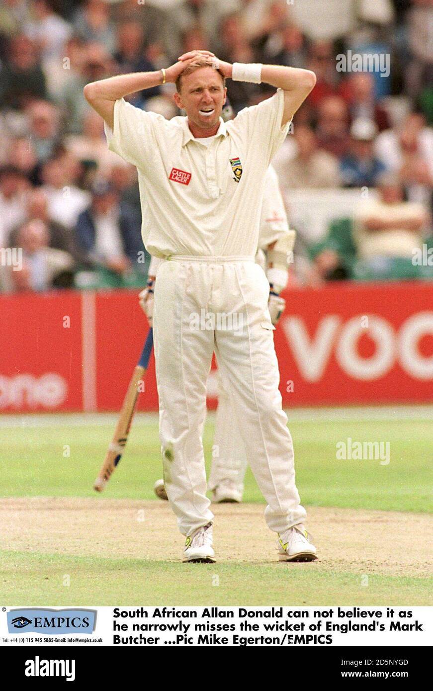 Allan Donald del Sud Africa non può crederlo come stretto Manca il wicket di Mark Butcher in Inghilterra Foto Stock