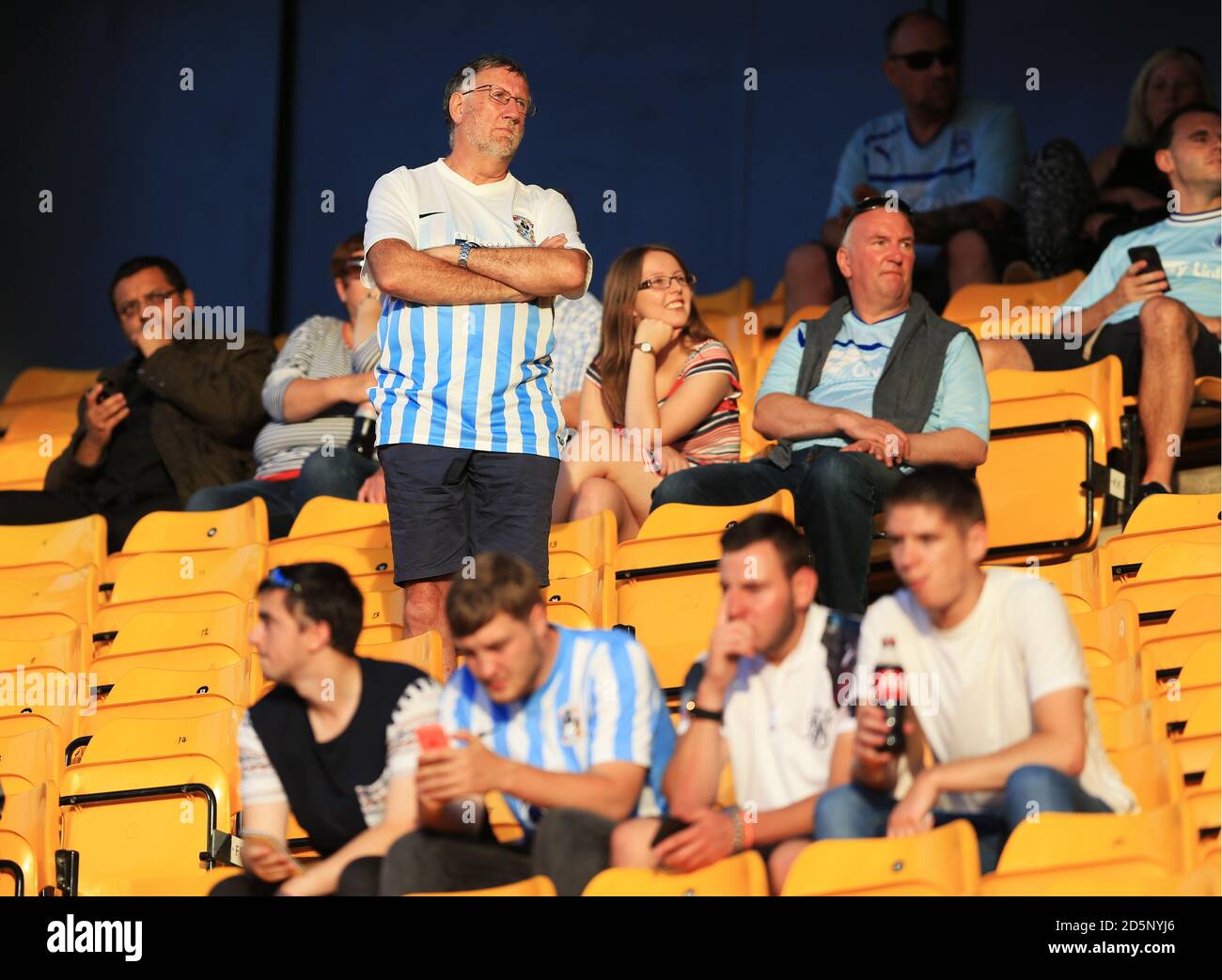 I fan di Coventry City si trovano negli stand di Carrow Road Foto Stock