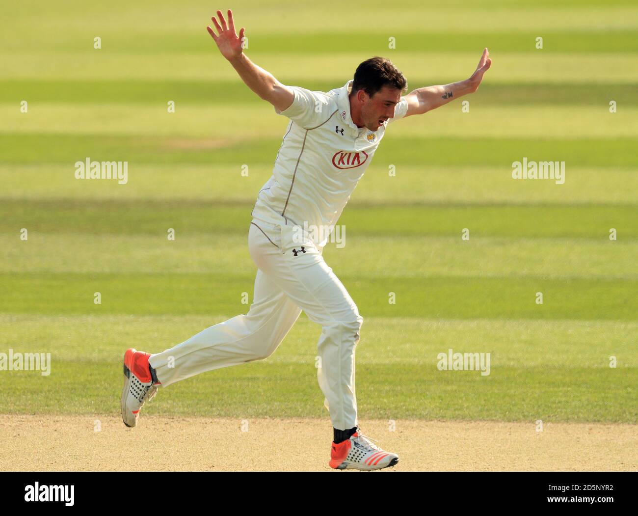 Mark Footitt di Surrey celebra il wicket di Steven Croft di Lancashire Foto Stock