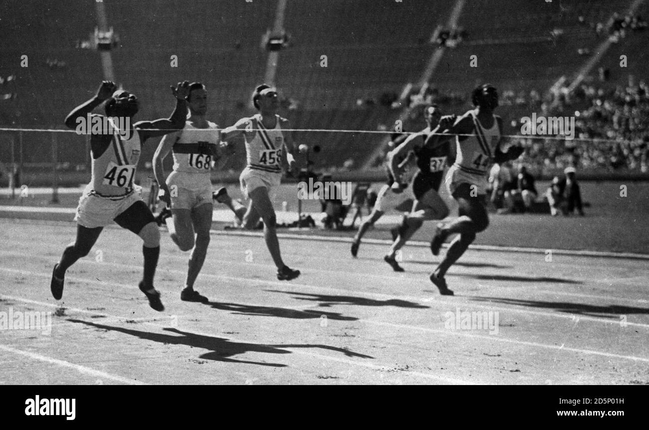 Eddie Tolan (l), il corridore nero americano, vince l'evento di 200 metri nel record del 21.12, distruggendo l'ex record olimpico di 21.04 secondi. Qui Toland sta guidando George Simpson in linea di demarcazione, mentre Ralph Metcalfe dell'America sta arrivando al terzo posto. Foto Stock