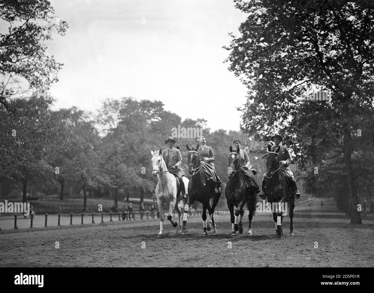 Il principe Castell di Castell, la signora von Loebecke, la signora Duesing e il conte Rothkirch, sui loro cavalli mentre si esercitano in Row, Hyde Park, Londra. Frau Duesing, di Amburgo, in Germania, è arrivato a Londra con altri tre piloti tedeschi per gareggiare all'International Horse Show di Olympia a Londra. Foto Stock