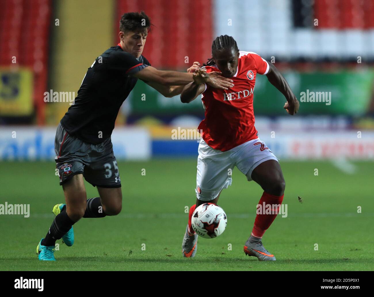 Charlton Athletic's Brandon Hanlan combatte per il possesso della palla con Alfie Jones di Southampton, (a sinistra) Foto Stock