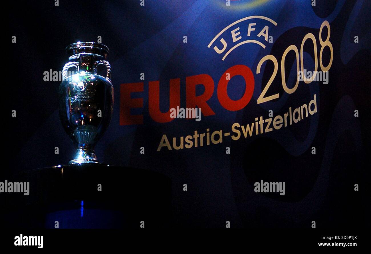 Trofeo europeo UEFA in mostra con orgoglio durante la UEFA European Pareggio di qualificazione al Centro Congressi di Montreux Foto Stock