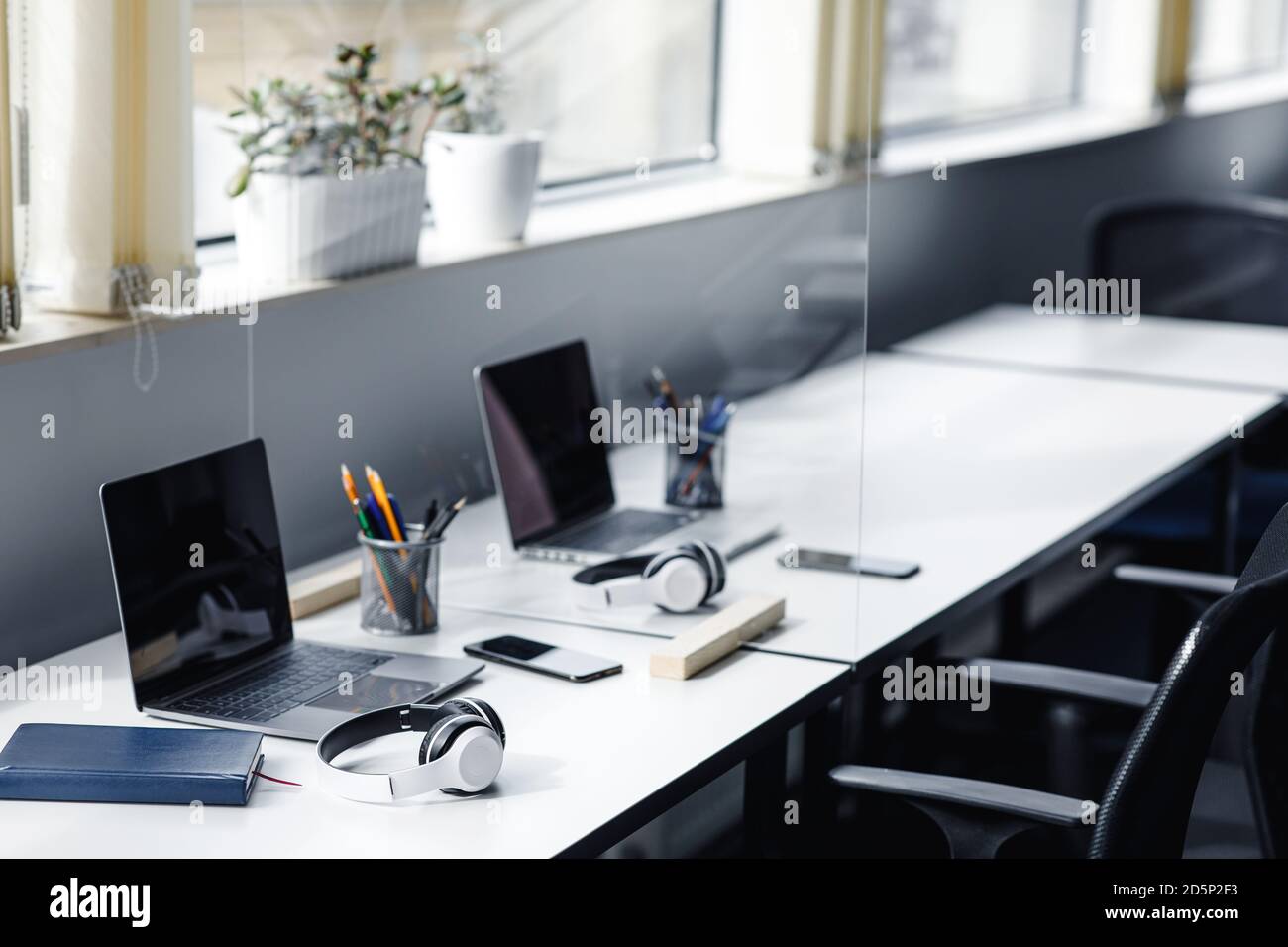 All'interno dell'ufficio di lavoro, i dipendenti hanno lasciato spazio per riunioni o pause, nessuno Foto Stock
