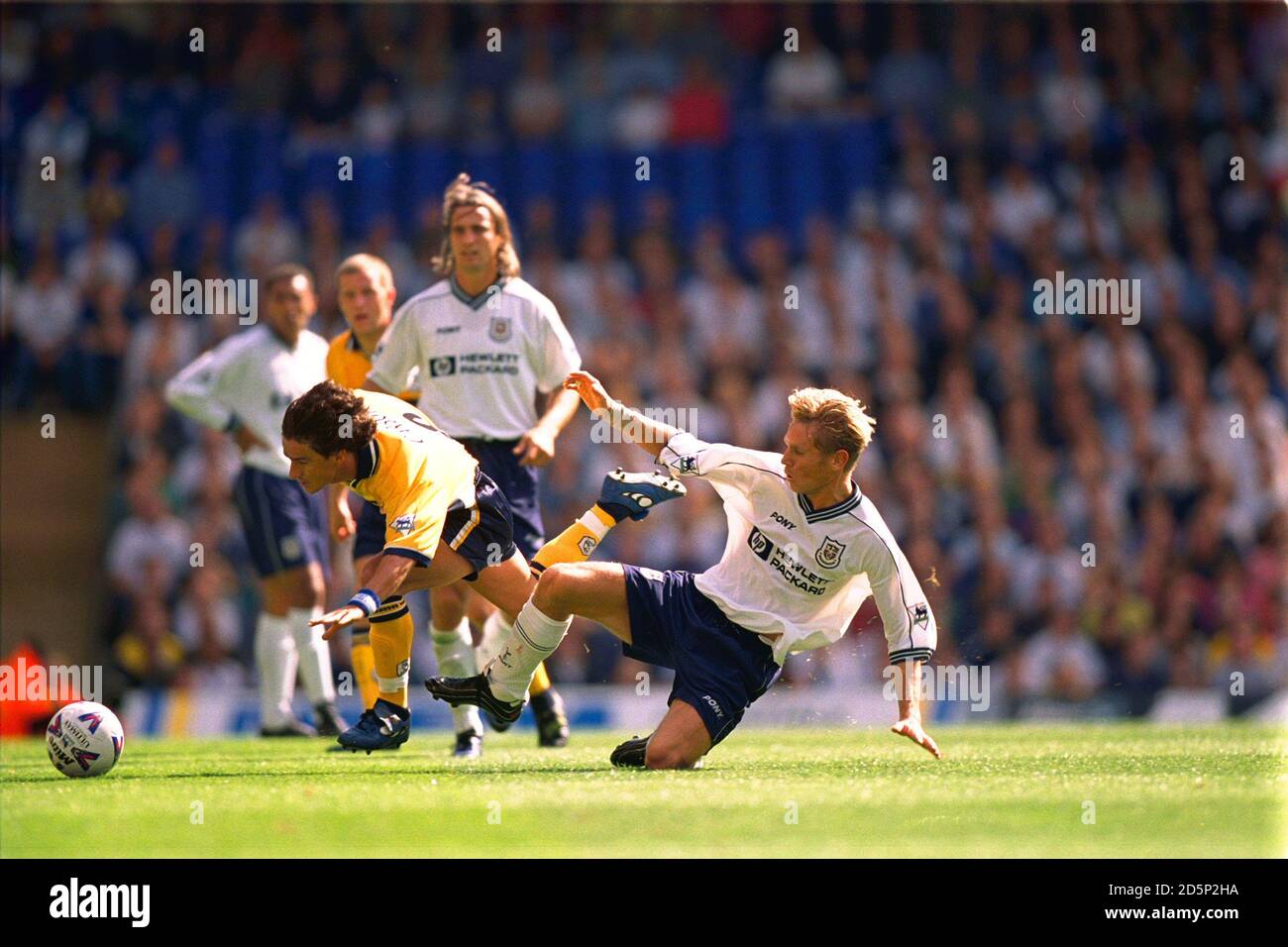 Allan Nielsen di Tottenham Hotspur (a destra) si mette in campo Benito carbone di Sheffield Wednesday (sinistra) Foto Stock