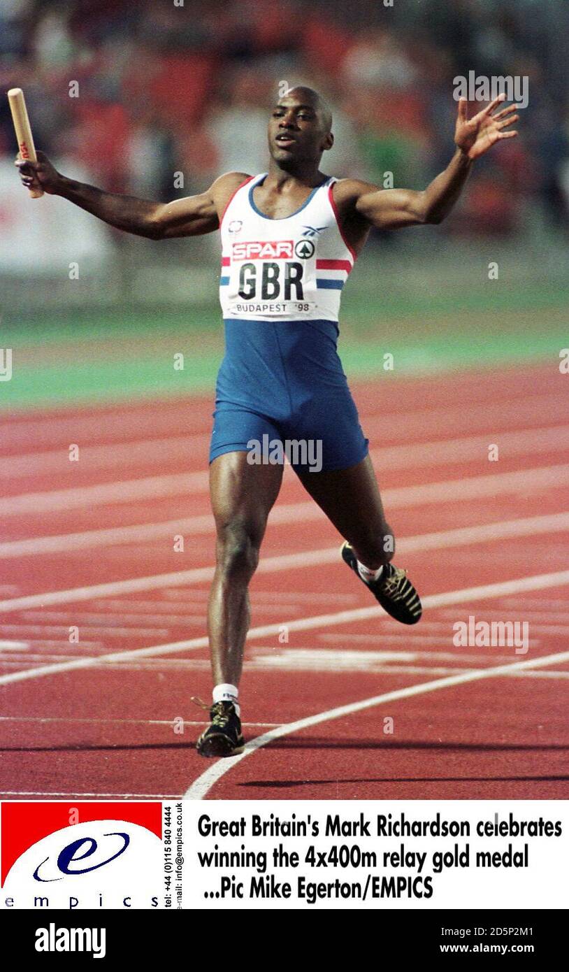 Mark Richardson della Gran Bretagna celebra la vittoria del relè 4x400m oro medaglia Foto Stock