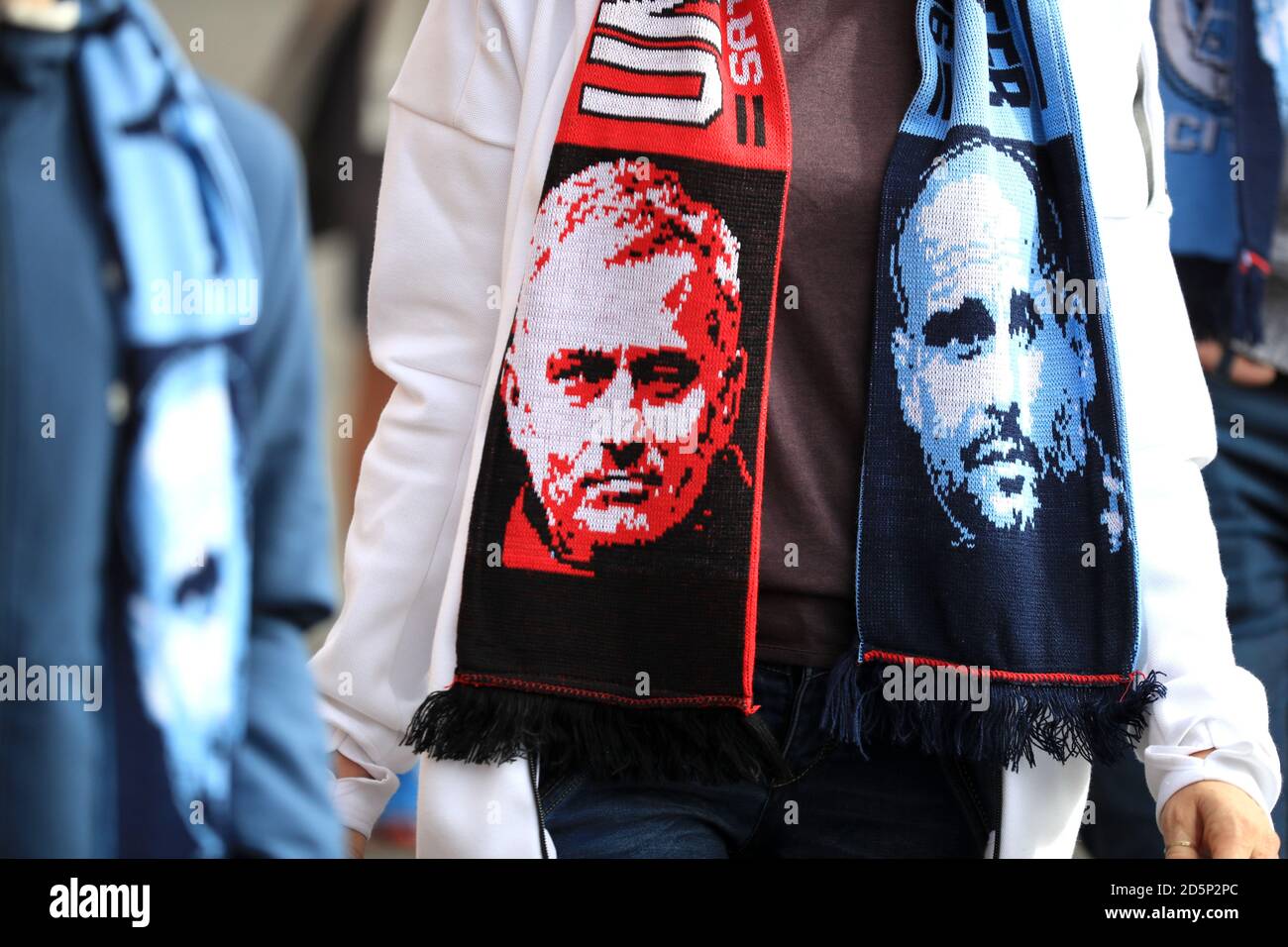 Una sciarpa che porta i volti del manager del Manchester United Jose  Mourinho e Manchester City manager Pep Guardiola prima della partita Foto  stock - Alamy