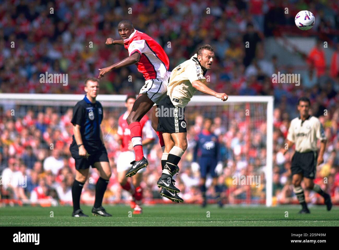 Patrick Vieira di Arsenal (a sinistra) batte Neil Redfearn di Charlton Athletic (a destra) ad una sfera alta Foto Stock