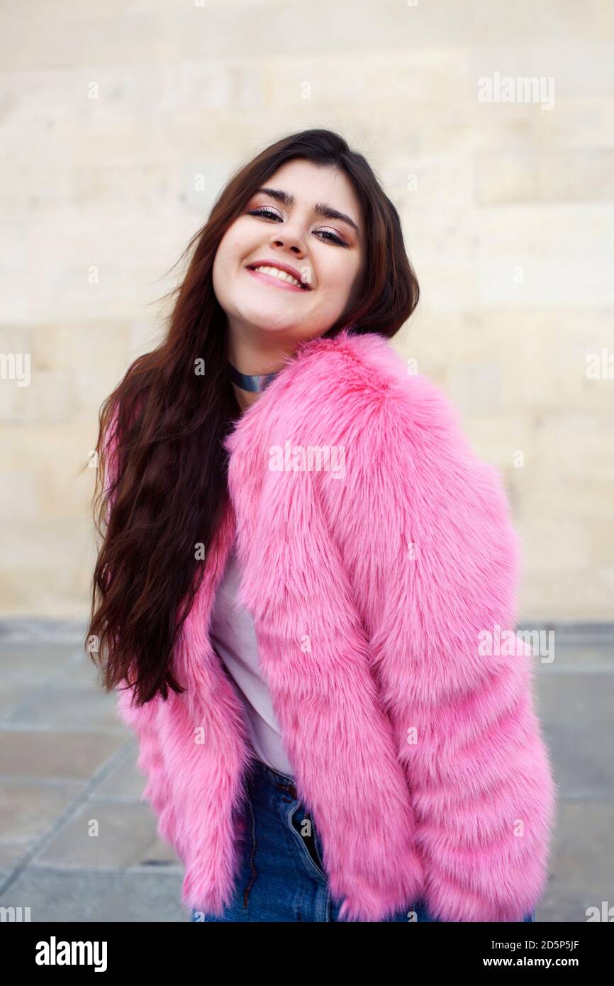 giovane ragazza carina adolescente in pelliccia rosa cappotto gesturing  appeso intorno all'esterno, stile di vita persone concetto Foto stock -  Alamy