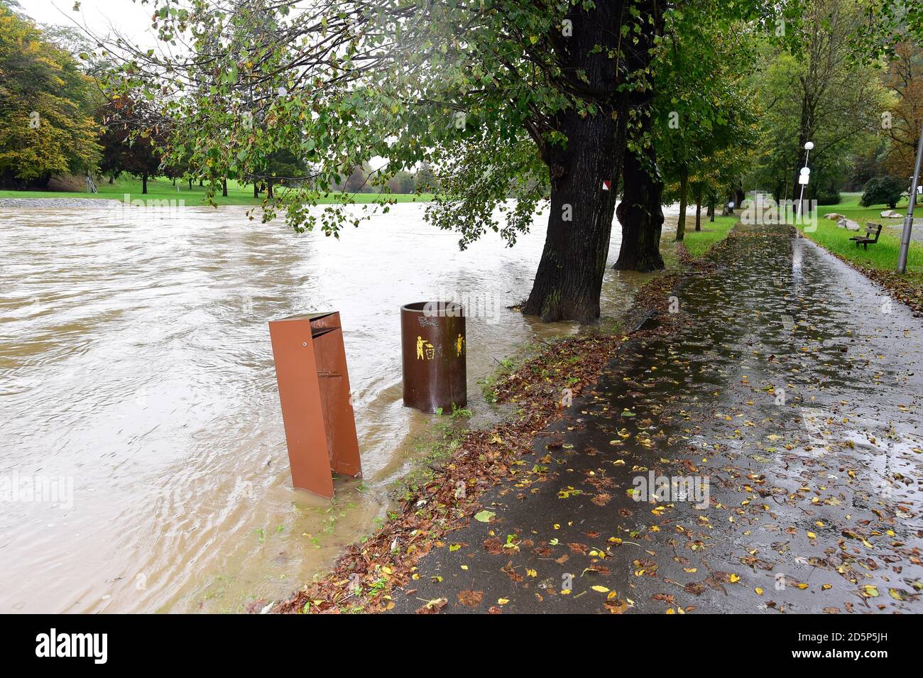 Teplice nad Becvou, Repubblica Ceca. 14 ottobre 2020. Forti piogge hanno causato inondazioni in alcune parti della Repubblica Ceca. Pioggia costante ha aumentato il livello dell'acqua del fiume Becva, in Teplice nad Becvou, Repubblica Ceca, 14 ottobre 2020. Credit: Ludek Perina/CTK Photo/Alamy Live News Foto Stock