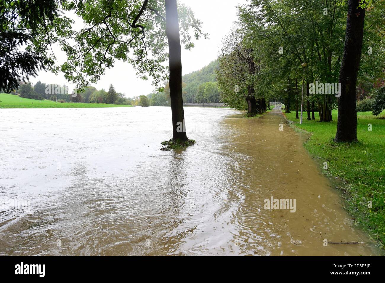 Teplice nad Becvou, Repubblica Ceca. 14 ottobre 2020. Forti piogge hanno causato inondazioni in alcune parti della Repubblica Ceca. Pioggia costante ha aumentato il livello dell'acqua del fiume Becva, in Teplice nad Becvou, Repubblica Ceca, 14 ottobre 2020. Credit: Ludek Perina/CTK Photo/Alamy Live News Foto Stock