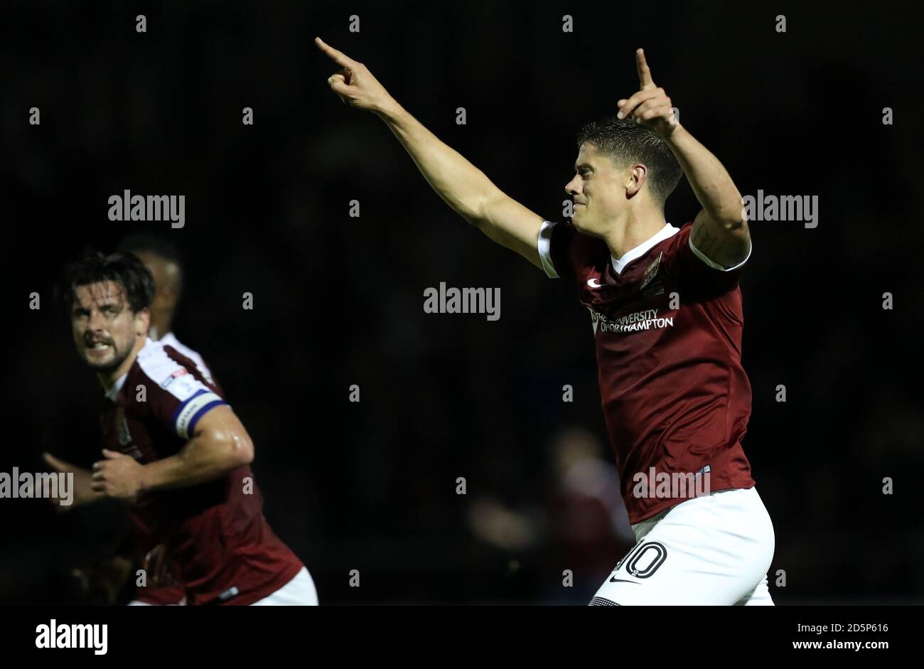 Alex Revell di Northampton celebra il suo primo gol Foto Stock