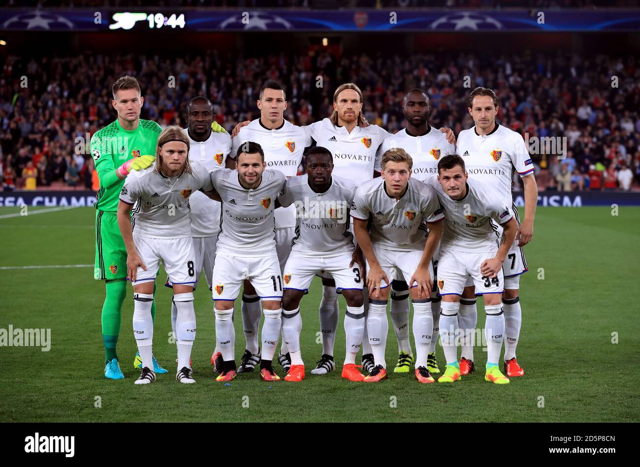 Gruppo del team FC Basel. (Sinistra-destra) fila anteriore: Birkir Bjarnason, Renato Steffen, Adama Traore, Alexander Fransson e Taulant Xhaka. Back Row: Portiere Tomas Vaclik, Seydou Doumbia, Marek Suchy, Michael Lang, Eder Balanta e Luca Zuffi Foto Stock