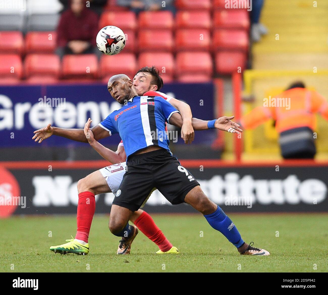 Calvin Andrew di Rochdale combatte con Morgan Fox di Charlton Athletic Foto Stock