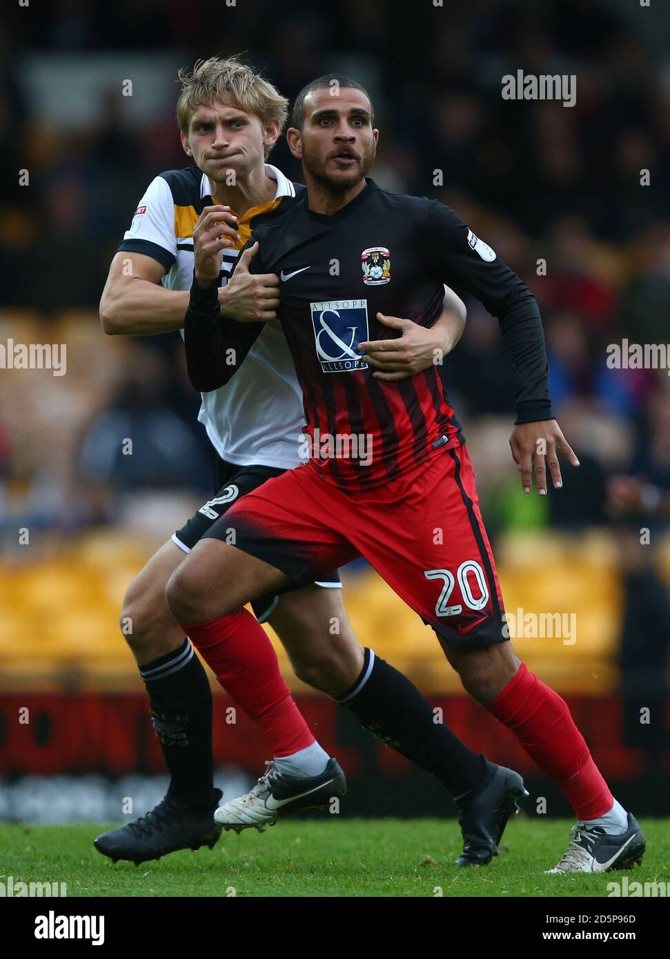 Nathan Smith di Port vale e Marcus Tudgay di Coventry Foto Stock