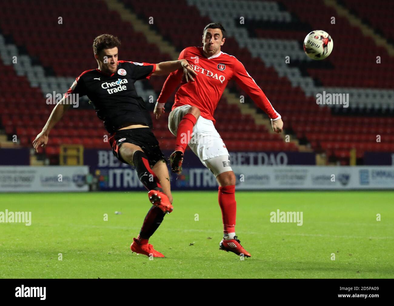 Lee Novak di Charlton Athletic (a destra) e Alex Davey di Crawley Town (a sinistra) battaglia per la palla Foto Stock