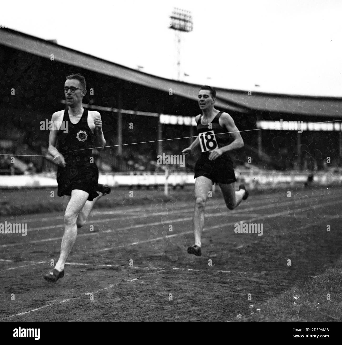 Sydney Wooderson (l) vince la gara di miglia, con G.B. Pell secondo. Wooderson ha vinto il suo quinto campionato di miglia successivo all'incontro della Amateur Athletic Association alla White City, Londra. Foto Stock