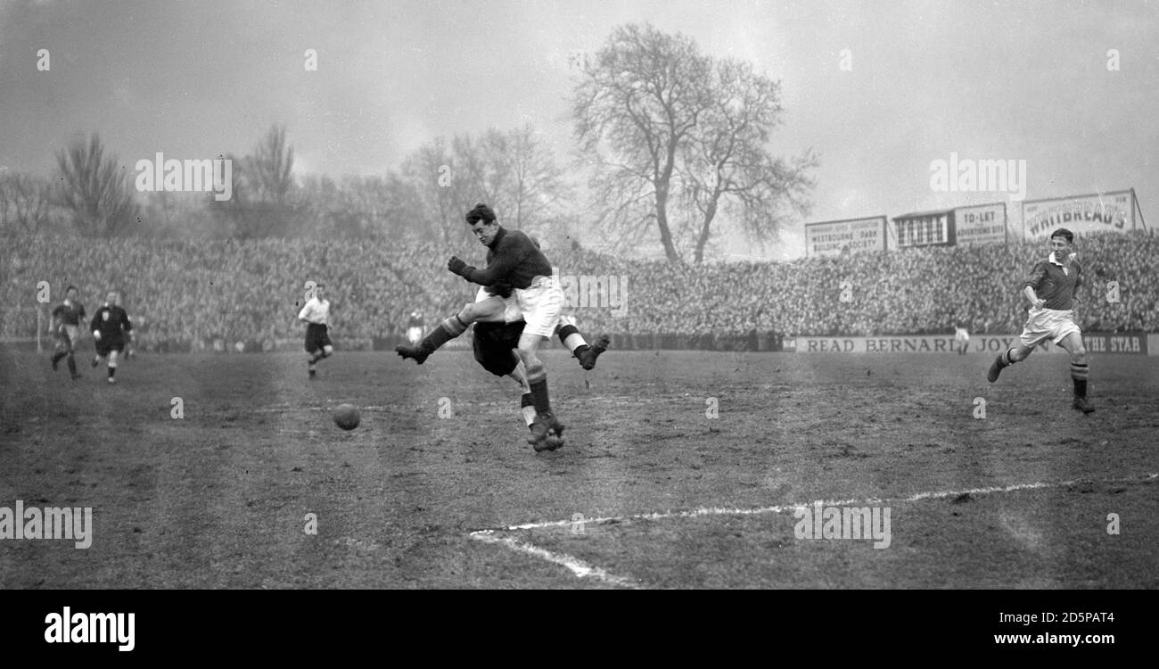 Una confusione di armi e gambe come il portiere del Chelsea Peter Pickering e Fulham centro-avanti, Robert Brennan, si scontrano. Foto Stock