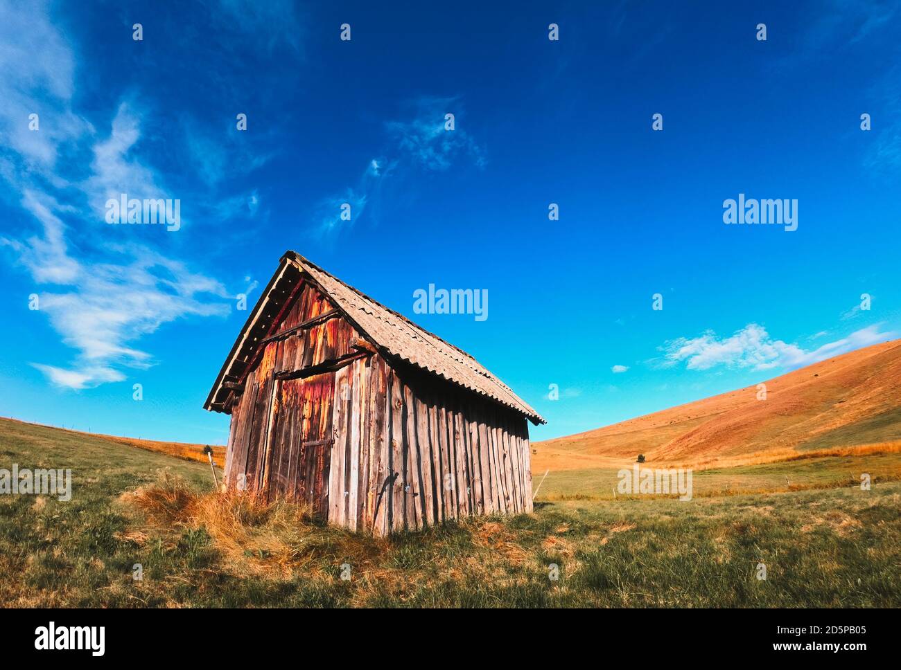 Tradizionale cottage in legno nel sud-ovest della Serbia nella regione del monte Zlatibor Foto Stock