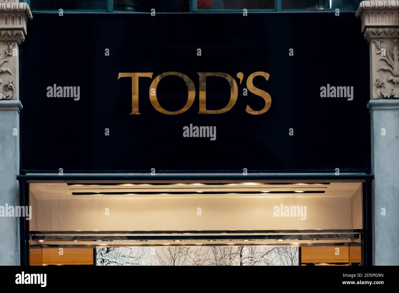 Logo E vetrina DI TOD del negozio. Marca italiana di moda di lusso. Tod's  Group è un'azienda italiana che produce calzature di lusso e altri prodotti  Foto stock - Alamy