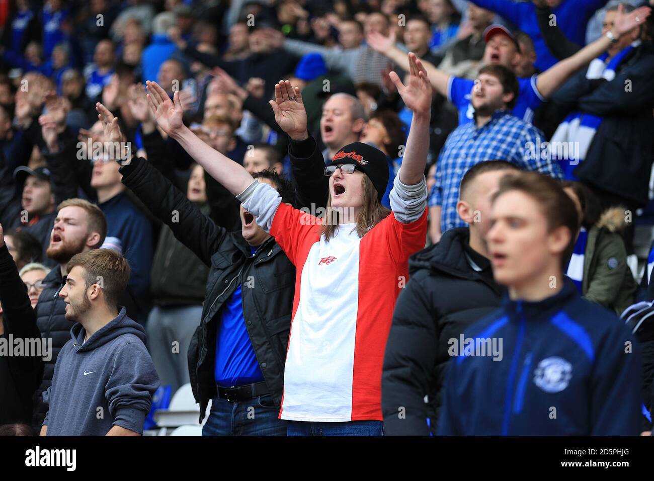 I fan di Birmingham City si trovano negli stand di St Andrew's. Foto Stock