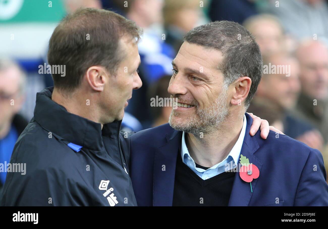 Il primo allenatore di Everton Duncan Ferguson (a sinistra) saluta il suo ex compagno di squadra, il manager della West Ham United Slaven Bilic, prima del gioco Foto Stock