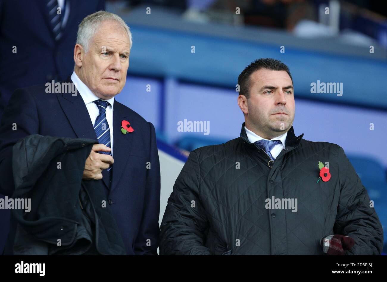 Ex giocatore e manager di Everton Joe Royle (a sinistra) ed Everton Under-21 capo allenatore David Unsworth nelle bancarelle prima del gioco Foto Stock