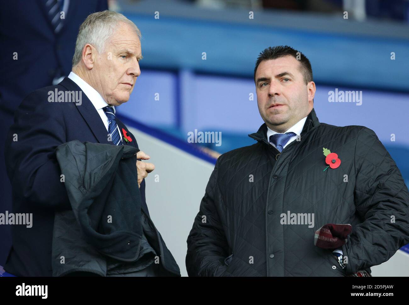 Ex giocatore e manager di Everton Joe Royle (a sinistra) ed Everton Under-21 capo allenatore David Unsworth nelle bancarelle prima del gioco Foto Stock