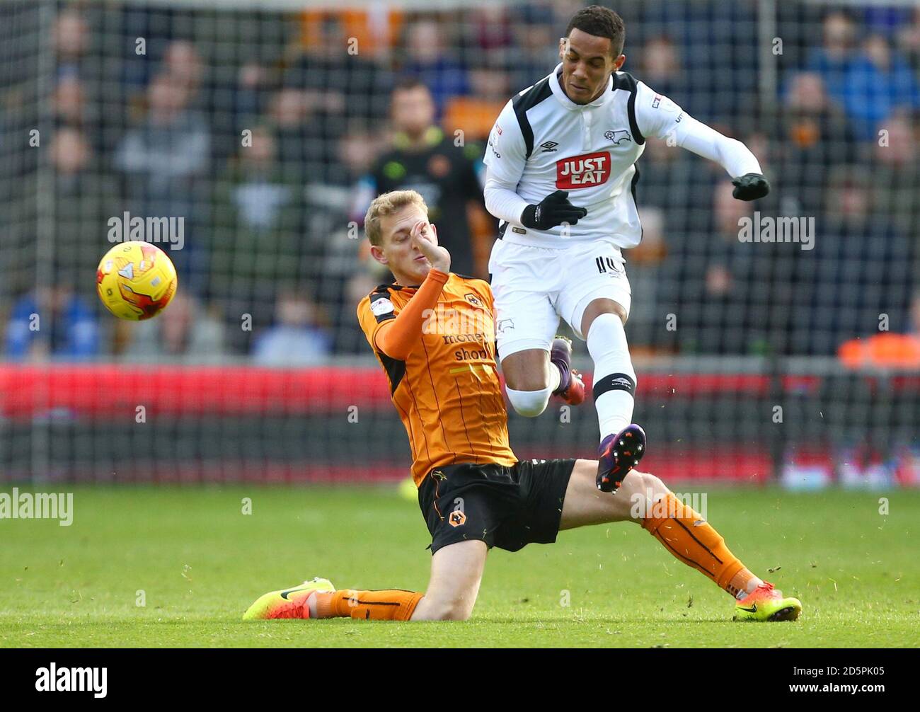 Wolverhampton Wanderers' George Saville e Thomas Ince della Derby County Foto Stock