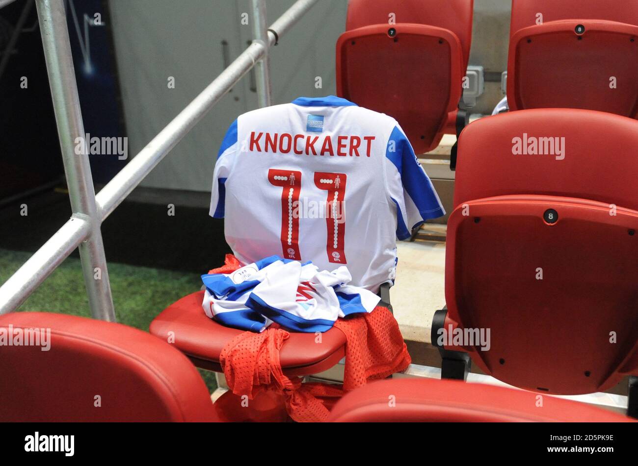 Un tributo a Brighton & Hove Albion Anthony Knockaert, il cui padre è morto durante la settimana. Foto Stock