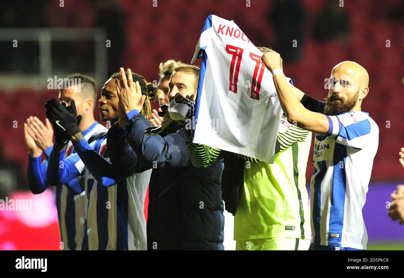 I giocatori di Brighton & Hove Albion rendono omaggio a Anthony Knockaert, il cui padre è morto durante la settimana. Foto Stock