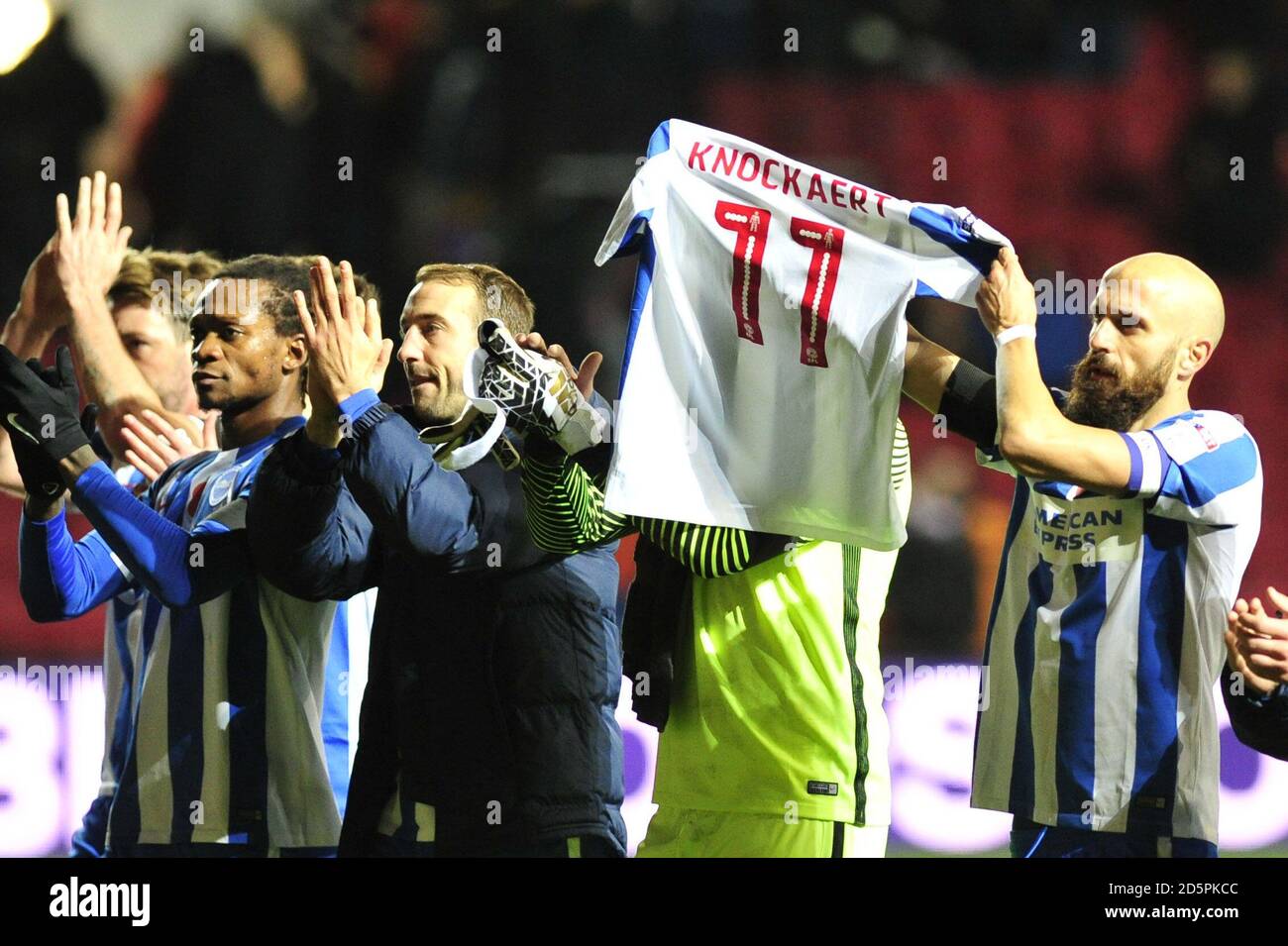 I giocatori di Brighton & Hove Albion rendono omaggio a Anthony Knockaert, padre morto durante la settimana. Foto Stock