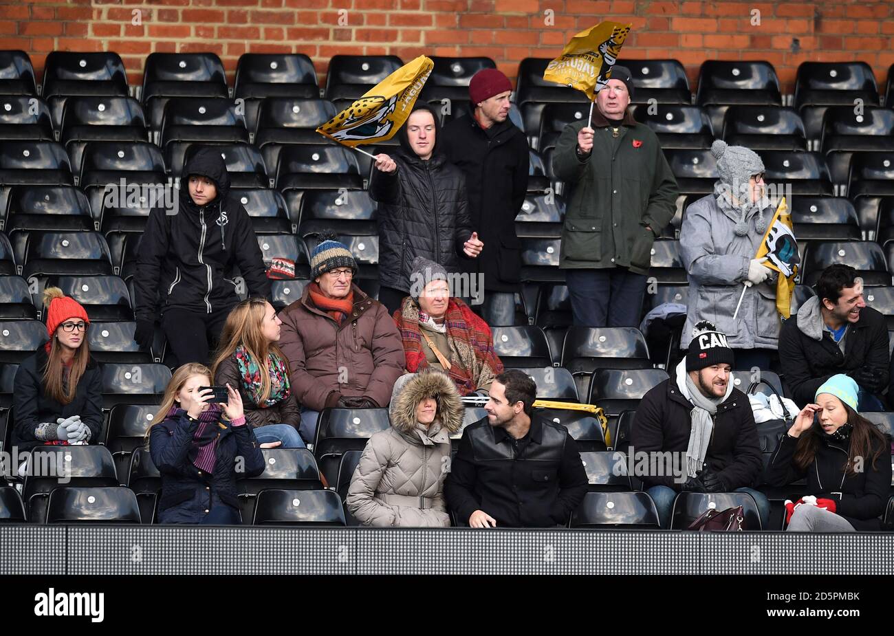 La folla mostra il proprio sostegno durante la Jaguar Se7ens Cup a Craven Cottage, Londra. Foto Stock