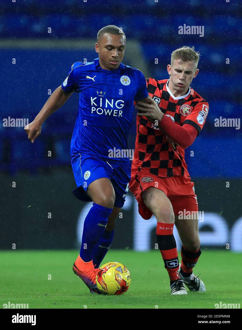 Layton Ndukwu di Leicester City (a sinistra) e la battaglia di Jason McCarthy di Walsall per la sfera Foto Stock