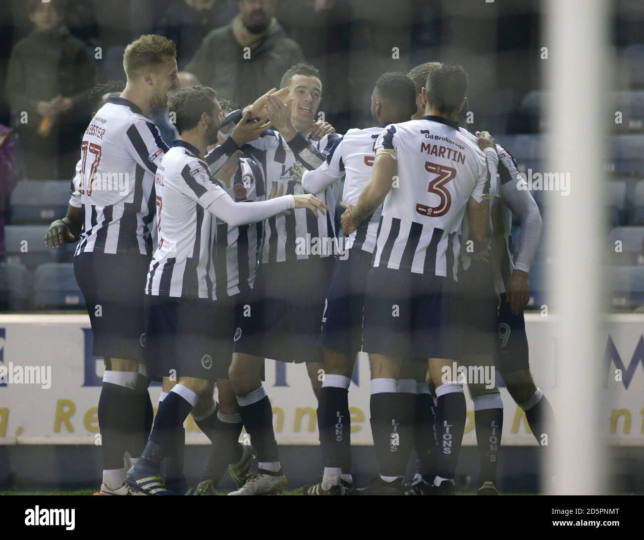 Shaun Williams di Millwall (al centro) celebra il secondo gol della partita della sua squadra. Foto Stock