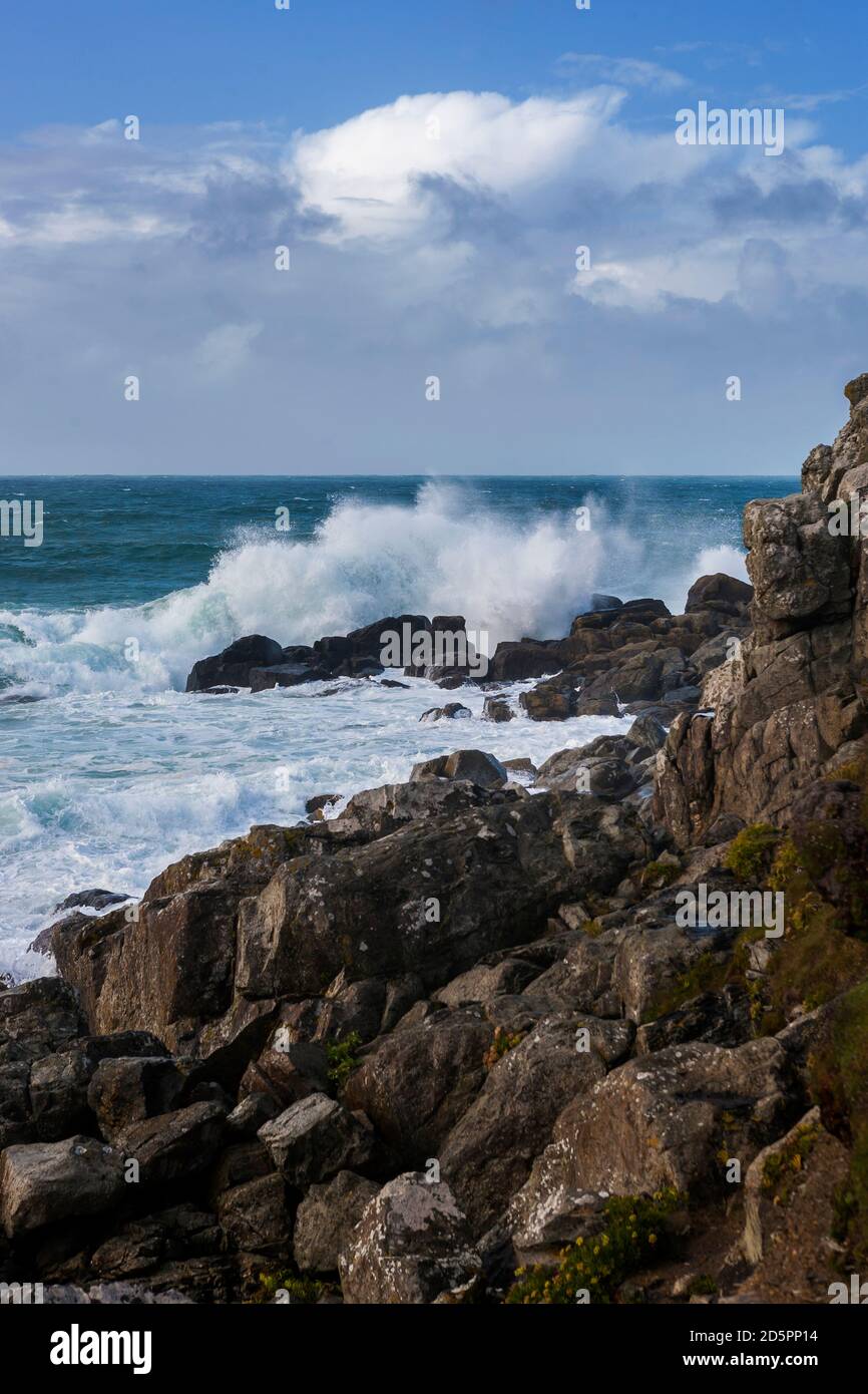 Mare accidentato su St Ives Head, aka l'isola, St. Ives, Cornovaglia, Regno Unito Foto Stock