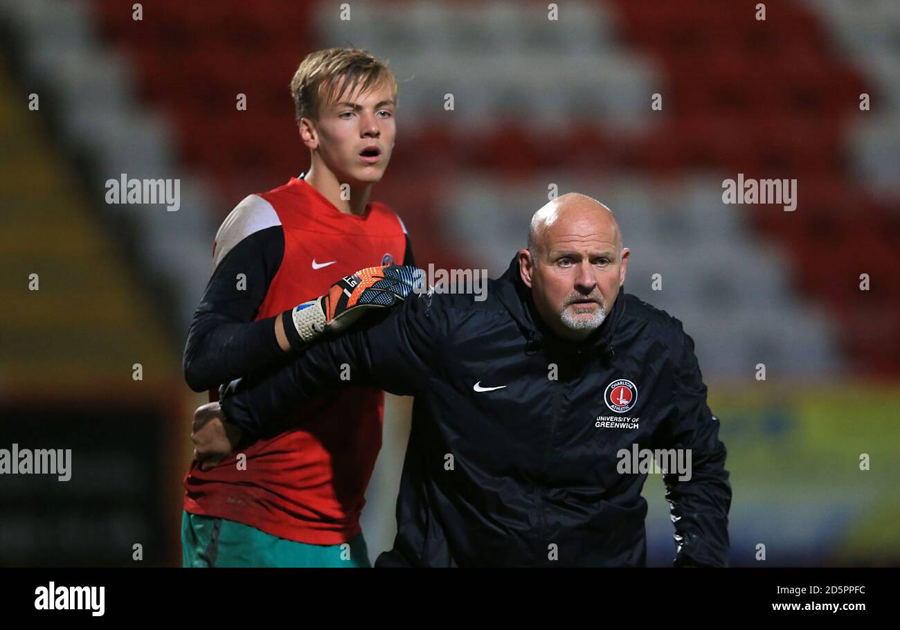 Charlton Allenatore atletico Ashley Maynard Brewer e allenatore di portiere dell'Accademia Lee puzzò Foto Stock