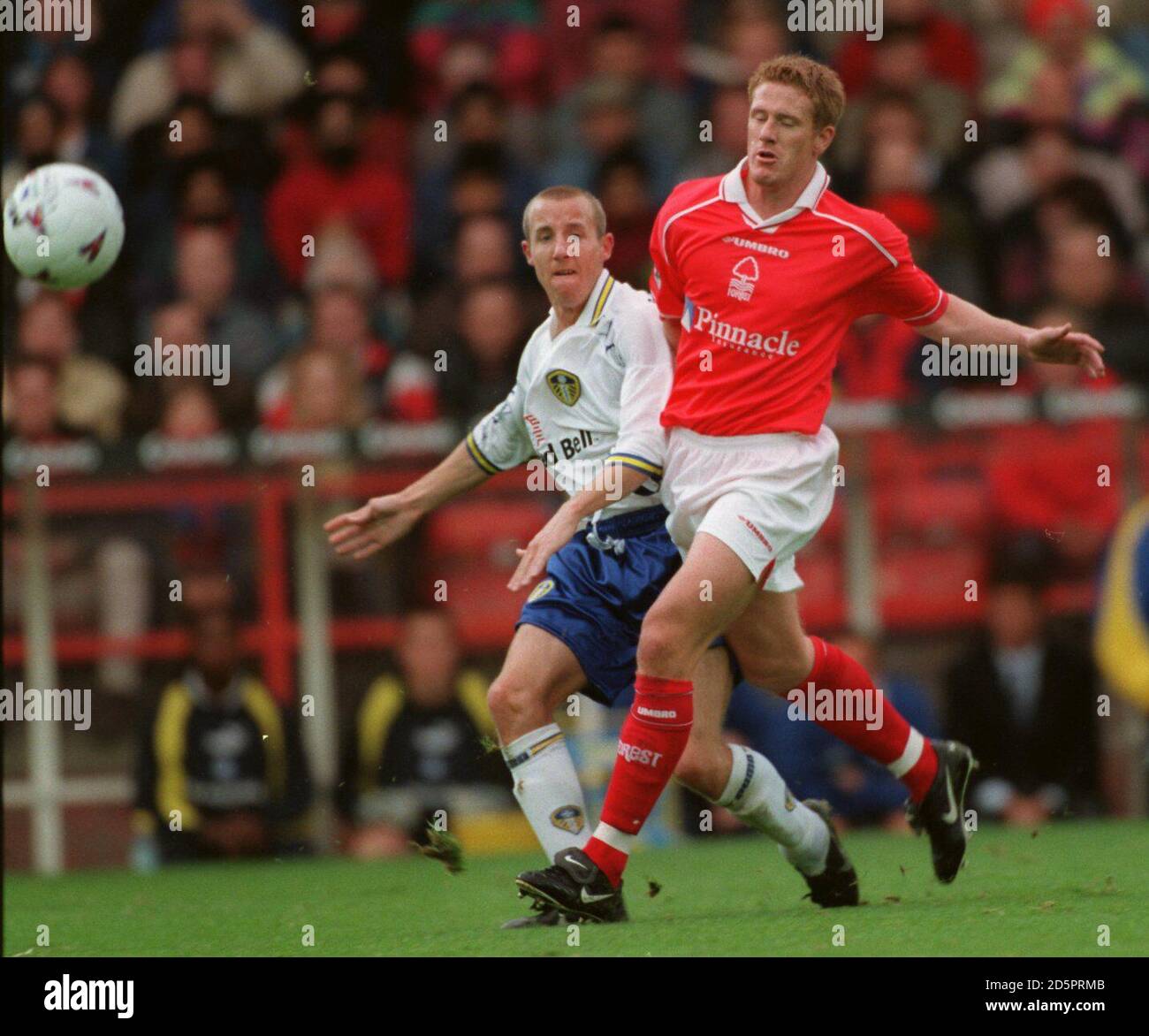 Lee Bowyer di Leeds United (a sinistra) spara al Goal Under Pressione da Craig Armstrong di Nottingham Forest (a destra) Foto Stock