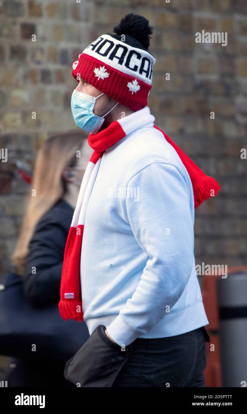 Tifoso di calcio in una maschera con cappello e sciarpa a Londra oggi. Come Premier League club vogliono scappare Foto di Gavin Rodgers/Pixel8000 Foto Stock