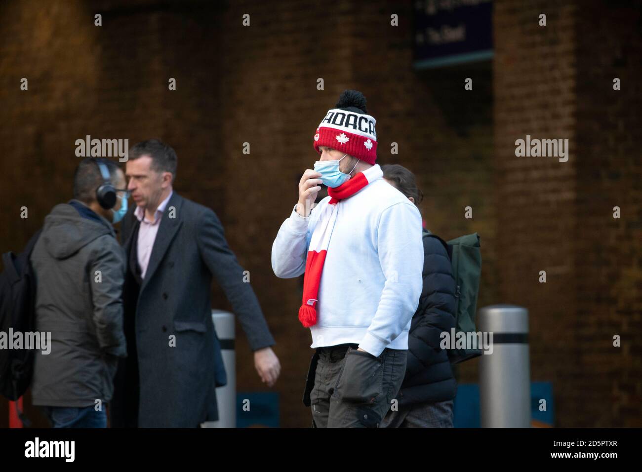 Tifoso di calcio in una maschera con cappello e sciarpa a Londra oggi. Come Premier League club vogliono scappare Foto di Gavin Rodgers/Pixel8000 Foto Stock
