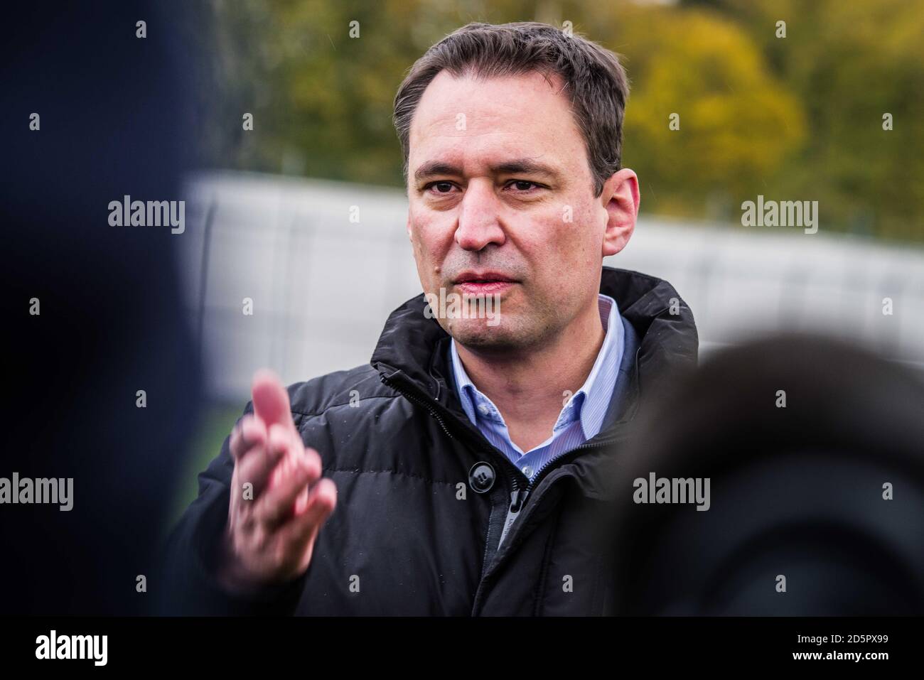 Monaco, Baviera, Germania. 14 ottobre 2020. GEORG EISENREICH, JustizMinister della Baviera, testa il sistema anti-drone Droptec Dropster e vede i risultati. Nell'ambito della sua lotta contro il contrabbando di contrabbando, come droghe e armi, in carceri e prigioni, il Justizvollzug (Dipartimento delle forze dell'ordine) della Baviera sta attualmente testando il sistema di difesa Dropster contro i contrabbandieri di Droptec GmbH. L'azienda svizzera di Chur promette risultati rapidi, precisi, convenienti e non letali nell'uso del suo sistema di distribuzione in rete. L'azienda afferma che Dropster è già in uso Foto Stock