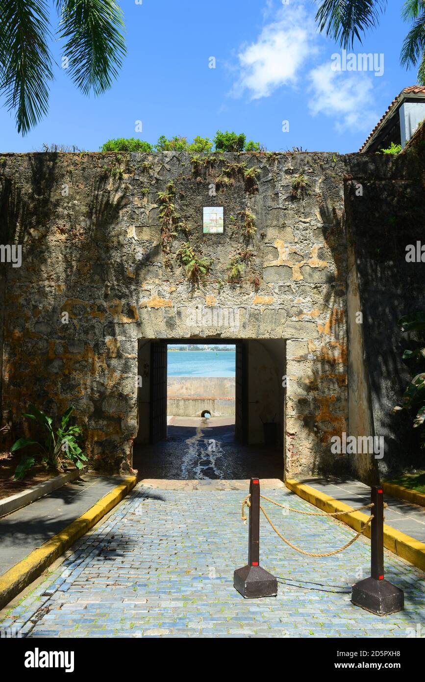 Porta San Juan (Puerta de San Juan), San Juan, Porto Rico. Puerta de San Juan fu costruita alla fine del 1700 per proteggere la città dagli invasori. Foto Stock